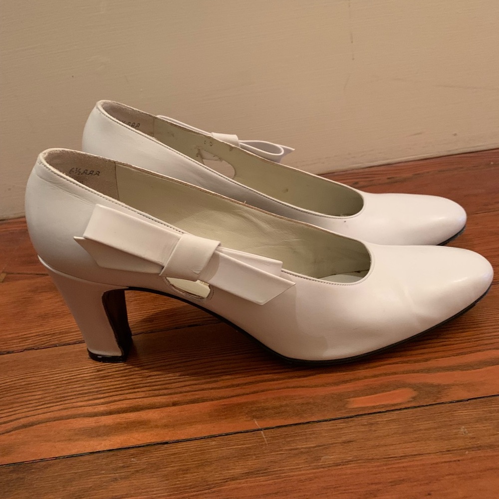 Roger Vivier Leather Bow Shoes